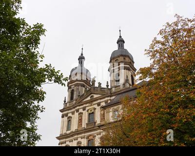 Vista delle torri e della facciata della chiesa del monastero di Schöntal nella valle di Jagst con statue Foto Stock