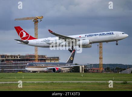 Turkish Airlines, Airbus, A330-300, TC-LOG, bei der Landung auf dem Flughafen Düsseldorf International, Royal Jordanian Boeing 787-8 Dreamliner, JY-BAC, wartet auf den Start, Flughafen DUS *** Turkish Airlines, Airbus, A330 300, TC LOG, atterraggio all'aeroporto internazionale di Düsseldorf, Royal Jordanian Boeing 787 8 Dreamliner, JY BAC, in attesa di decollo, aeroporto DUS. Credito: Imago/Alamy Live News Foto Stock