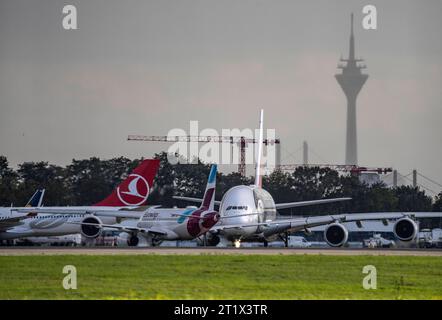 Flughafen Düsseldorf International, Emirates, Airbus A380-800, A6-EUT, auf dem Taxiway zum Start, Rheinturm, Flughafen DUS *** Aeroporto internazionale di Düsseldorf, Emirates, Airbus A380 800, A6 EUT, sulla via di rullaggio per il decollo, Rheinturm, DUS Airport Credit: Imago/Alamy Live News Foto Stock