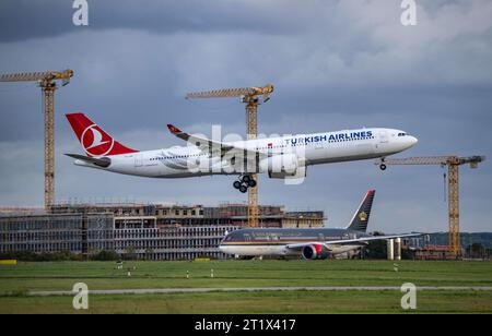 Turkish Airlines, Airbus, A330-300, TC-LOG, bei der Landung auf dem Flughafen Düsseldorf International, Royal Jordanian Boeing 787-8 Dreamliner, JY-BAC, wartet auf den Start, Flughafen DUS *** Turkish Airlines, Airbus, A330 300, TC LOG, atterraggio all'aeroporto internazionale di Düsseldorf, Royal Jordanian Boeing 787 8 Dreamliner, JY BAC, in attesa di decollo, aeroporto DUS. Credito: Imago/Alamy Live News Foto Stock