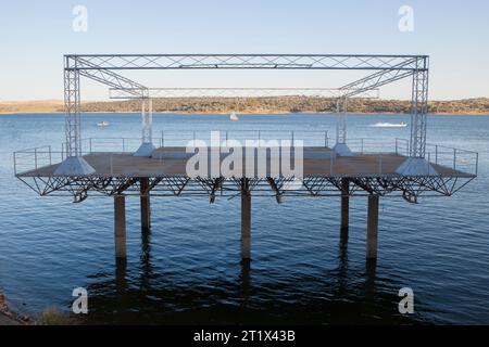 Costa Dulce de Orellana, spiaggia interna unica in Spagna premiata con la bandiera Blu, Badajoz, Spagna. Palco sull'acqua Foto Stock