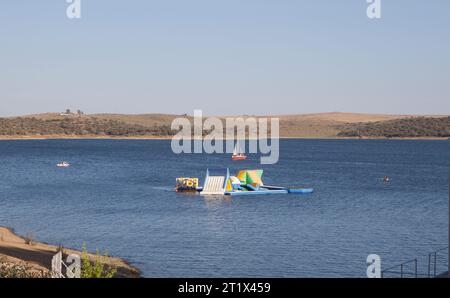 Costa Dulce de Orellana, spiaggia interna unica in Spagna premiata con la bandiera Blu, Badajoz, Spagna. parco acquatico gonfiabile Foto Stock