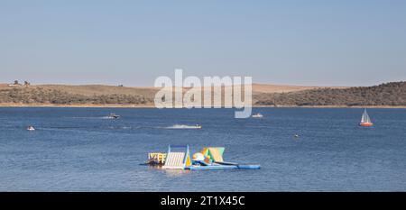 Costa Dulce de Orellana, spiaggia interna unica in Spagna premiata con la bandiera Blu, Badajoz, Spagna. parco acquatico gonfiabile Foto Stock