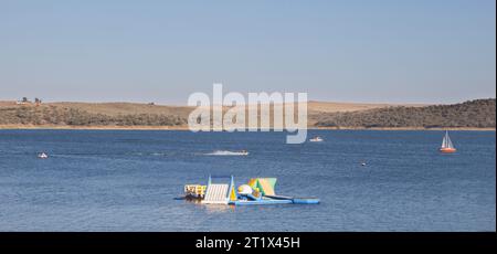 Costa Dulce de Orellana, spiaggia interna unica in Spagna premiata con la bandiera Blu, Badajoz, Spagna. parco acquatico gonfiabile Foto Stock