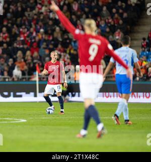 Oslo, Norvegia. 12 settembre 2023. Oslo, Norvegia, 15 ottobre 2023: Leo Skiri Ostigard (15 Norvegia) controlla la palla durante la partita di qualificazione UEFA EURO 2024 tra Norvegia e Spagna allo stadio Ullevaal di Oslo, Norvegia. (Ane Frosaker/SPP) credito: SPP Sport Press Photo. /Alamy Live News Foto Stock