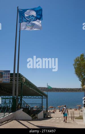 Orellana, Spagna - 4 agosto 2023: Costa Dulce de Orellana, spiaggia interna unica in Spagna premiata con la bandiera Blu, Badajoz, Spagna Foto Stock