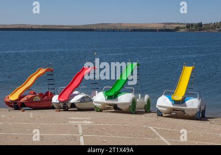 Orellana, Spagna - 4 agosto 2023: Costa Dulce de Orellana, spiaggia interna unica in Spagna premiata con la bandiera Blu, Badajoz, Spagna. Pedalò per Foto Stock