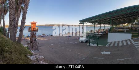 Orellana, Spagna - 4 agosto 2023: Costa Dulce de Orellana, spiaggia interna unica in Spagna premiata con la bandiera Blu, Badajoz, Spagna Foto Stock