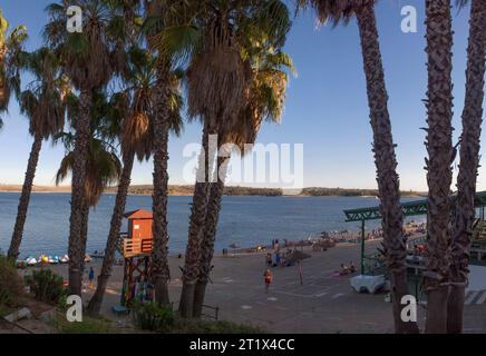 Orellana, Spagna - 4 agosto 2023: Costa Dulce de Orellana, spiaggia interna unica in Spagna premiata con la bandiera Blu, Badajoz, Spagna Foto Stock