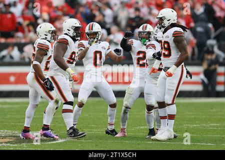 Cleveland, Stati Uniti. 15 ottobre 2023. Greg Newsome II (0) dei Cleveland Brown festeggia un sack nel secondo quarto contro i San Francisco 49ers a Cleveland, Ohio domenica 15 ottobre 2023. Foto di Aaron Josefczyk/UPI Credit: UPI/Alamy Live News Foto Stock