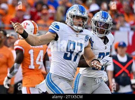 Tampa, Stati Uniti. 15 ottobre 2023. Il defensive end dei Detroit Lions Aidan Hutchinson (97) e il cornerback Will Harris (25) si ritirarono dal campo dopo una giocata contro i Tampa Bay Buccaneers durante il primo tempo al Raymond James Stadium di Tampa, Florida, domenica 15 ottobre 2023. Foto di Steve Nesius/UPI Credit: UPI/Alamy Live News Foto Stock