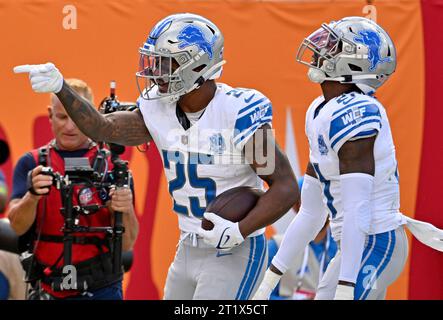 Tampa, Stati Uniti. 15 ottobre 2023. Il cornerback dei Detroit Lions Will Harris (25) festeggia con la safety di Detroit Tracy Walker III (21) dopo che Harris ha intralciato un passaggio da Baker Mayfield dei Bay Buccaneers durante il primo tempo al Raymond James Stadium di Tampa, Florida, domenica 15 ottobre 2023. Foto di Steve Nesius/UPI Credit: UPI/Alamy Live News Foto Stock