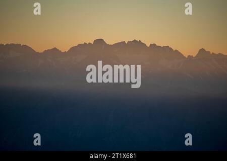 Il White Mountain Peak si innalza per oltre 14.000 metri nel cielo sopra Bishop, CALIFORNIA. Foto Stock