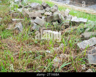 Ristrutturazione. Ristrutturazione del marciapiede. Piastrelle sull'erba. Materiali da costruzione. Abbandonato Foto Stock