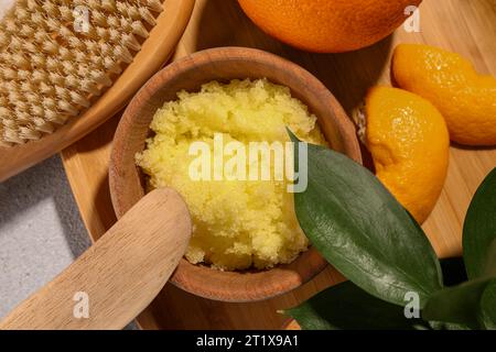 Composizione piatta con scrub naturale per il corpo su un tavolo leggero. Trattamento anticellulite Foto Stock