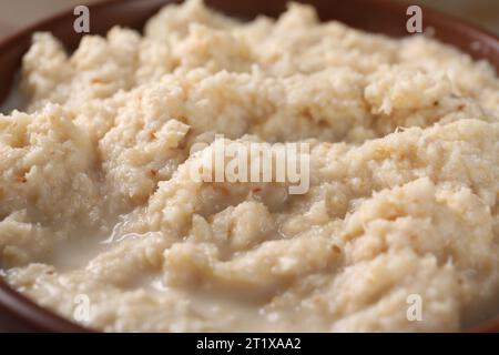 Salsa piccante di rafano in ciotola, vista ravvicinata Foto Stock