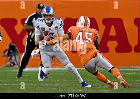 Tampa, Stati Uniti. 15 ottobre 2023. Il quarterback dei Detroit Lions Jared Goff (16) sguazza sotto la pressione del linebacker dei Tampa Bay Buccaneers Devin White (45) durante il secondo tempo al Raymond James Stadium di Tampa, Florida, domenica 15 ottobre 2023. Foto di Steve Nesius/UPI Credit: UPI/Alamy Live News Foto Stock