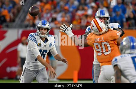 Tampa, Stati Uniti. 15 ottobre 2023. Il quarterback dei Detroit Lions Jared Goff (16) passò contro i Tampa Bay Buccaneers durante il secondo tempo al Raymond James Stadium di Tampa, Florida, domenica 15 ottobre 2023. Foto di Steve Nesius/UPI Credit: UPI/Alamy Live News Foto Stock