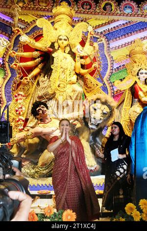 16 ottobre 2023, Calcutta, Bengala Occidentale, India: 14 ottobre, 2023, Calcutta, India: l'attrice e cantante indiana di Bollywood, Vidya Balan, visita l'immagine dell'idolo indiano al club Shreebhumi Sporting come parte del Durga Puja Festival che sarà presto celebrato. Il 14 ottobre 2023 a Calcutta, in India. (Immagine di credito: © Dipa Chakraborty/eyepix via ZUMA Press Wire) SOLO USO EDITORIALE! Non per USO commerciale! Foto Stock