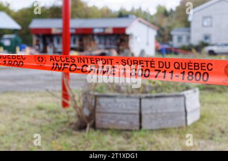 Nastro della scena del crimine della polizia provinciale del Quebec. Saint-Liguori, Quebec, Canada Foto Stock