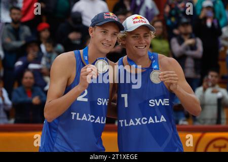 Tlaxcala, Ciudad de Mexico, Messico. 16 ottobre 2023. 15 ottobre 2023, Tlaxcala, Messico: Medaglia d'argento David Ã…Hman e Jonatan Hellvig di Svezia si mettono in posa durante la cerimonia di premiazione della finale del Campionato mondiale di Beach Volley maschile. 15 ottobre 2023 a Tlaxcala, Messico. (Immagine di credito: © Essene Hernandez/eyepix via ZUMA Press Wire) SOLO USO EDITORIALE! Non per USO commerciale! Foto Stock