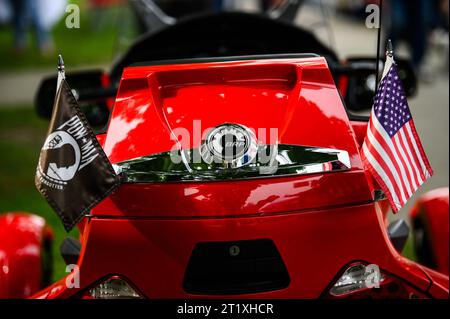 Prisoner of War e Missing in Action flag e bandiera americana su una motocicletta rossa a barre, VT, USA. Foto Stock