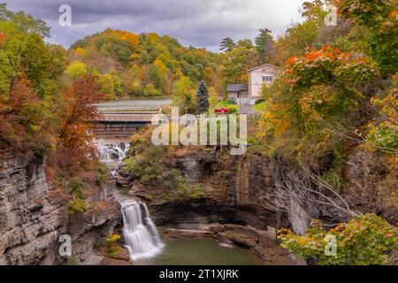 Cascate e ponte della diga del lago Beebe. Il campus di Beebe Lake Cornell a Ithaca, New York. Foto Stock