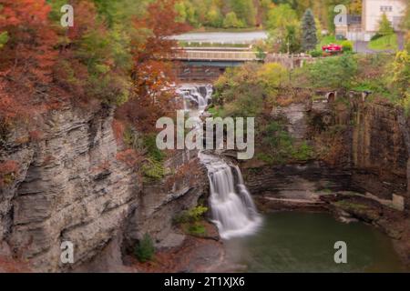Cascate e ponte della diga del lago Beebe. Il campus di Beebe Lake Cornell a Ithaca, New York. Foto Stock
