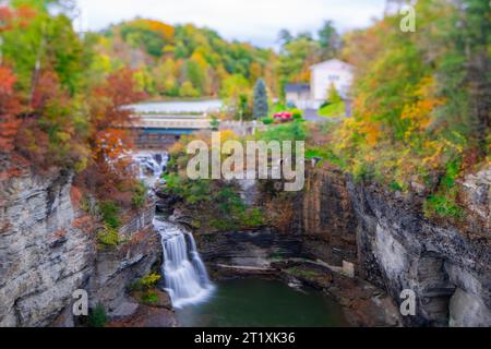 Cascate e ponte della diga del lago Beebe. Il campus di Beebe Lake Cornell a Ithaca, New York. Foto Stock
