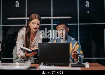 Diversi professionisti collaborano in una sala conferenze, facendo brainstorming di idee, discutendo di finanze e pianificando la crescita dei profitti. Foto Stock