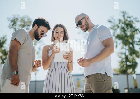 Collaborazione di successo: Architetti e ingegneri discutono del progetto per la progettazione urbana moderna Foto Stock