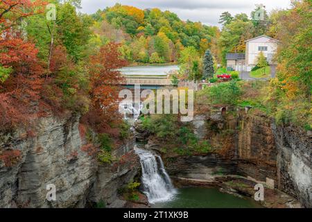Cascate e ponte della diga del lago Beebe. Il campus di Beebe Lake Cornell a Ithaca, New York. Foto Stock