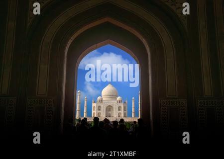 Sagome della folla e cupola bianca vista dall'ingresso principale del Taj Mahal. Il Taj Mahal è un tesoro dell'arte musulmana indiana. Patrimonio dell'umanità dell'UNESCO Foto Stock