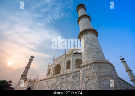 Vista laterale delle cupole bianche e delle torri bianche del Taj Mahal al tramonto. Il Taj Mahal è un tesoro dell'arte musulmana indiana. Sito patrimonio dell'umanità dell'UNESCO. Foto Stock