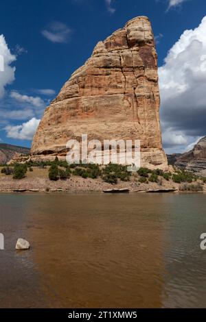 Steamboat Rock lungo il Green River nel Dinosaur National Monument è composto quasi interamente da arenaria Weber Permiano-Pennsylvana, con una sottile l Foto Stock