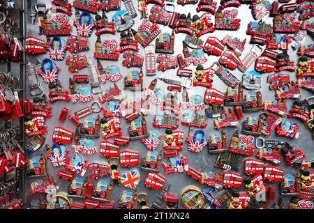 Primi piani dei variopinti magneti del frigorifero al London Camden Market - Inghilterra, Regno Unito Foto Stock