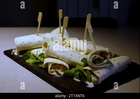 Piastra con tortillas sul tavolo Foto Stock