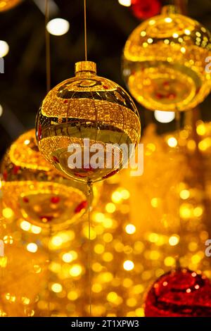 Decorazione natalizia di uno spazio pubblico con grandi palline dorate. Golden Shiny, Capodanno, decorazioni natalizie con vetri festivi Foto Stock