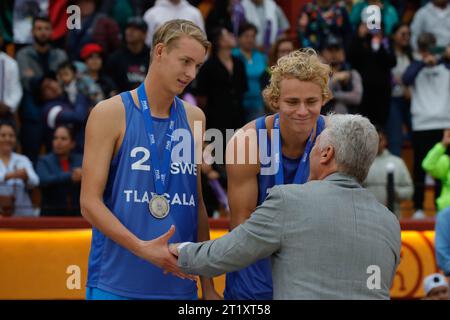 Tlaxcala, Ciudad de Mexico, Messico. 16 ottobre 2023. 15 ottobre 2023, Tlaxcala, Messico: Medaglia d'argento David Ã…Hman e Jonatan Hellvig di Svezia si mettono in posa durante la cerimonia di premiazione della finale del Campionato mondiale di Beach Volley maschile. 15 ottobre 2023 a Tlaxcala, Messico. (Immagine di credito: © Essene Hernandez/eyepix via ZUMA Press Wire) SOLO USO EDITORIALE! Non per USO commerciale! Foto Stock