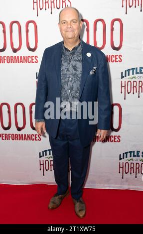 Brad Oscar partecipa alla celebrazione della 100a esibizione di Little Shop of Horrors al Bryant Park Grill di New York il 15 ottobre 2023 Foto Stock