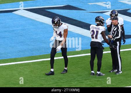 1515 ottobre 2023; Tottenham Hotspur Stadium, Londra, Inghilterra; NFL UK Football, Baltimore Ravens contro Tennessee Titans; il defensive back dei Baltimore Ravens Kyle Hamilton (14) fu espulso dalla partita a causa del suo tackle sul wide receiver dei Tennessee Titans Chris Moore (11) Foto Stock