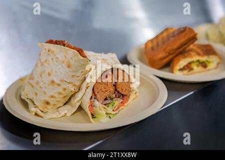 Tradizionale panino armeno con pane piatto di lavash e kebab di lule o kebab di lula, spiedino di carne arrosto in un festival gastronomico a San Francisco Foto Stock