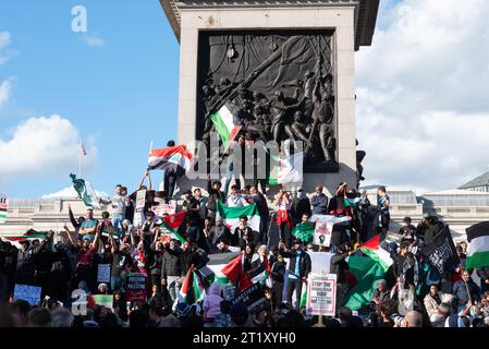 Protesta per la Palestina dopo l'escalation dell'azione militare nel conflitto della Striscia di Gaza tra Israele e Hamas. Riuniti a Trafalgar Square Foto Stock