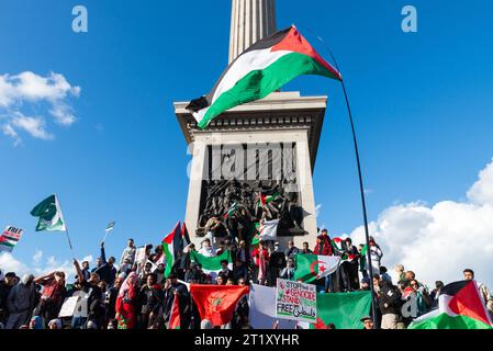 Protesta per la Palestina dopo l'escalation dell'azione militare nel conflitto della Striscia di Gaza tra Israele e Hamas. Riuniti a Trafalgar Square Foto Stock