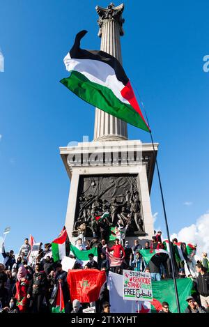 Protesta per la Palestina dopo l'escalation dell'azione militare nel conflitto della Striscia di Gaza tra Israele e Hamas. Riuniti a Trafalgar Square Foto Stock