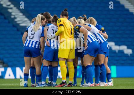 Brighton, Regno Unito. 15 ottobre 2023. Brighton, Inghilterra, 15 ottobre 2023: I giocatori di Brighton formano un cerchio prima della partita WSL tra Brighton e Hove Albion e Tottenham all'Amex Stadium di Brighton, Inghilterra, il 15 ottobre 2023. (Leiting Gao/SPP) credito: SPP Sport Press Photo. /Alamy Live News Foto Stock