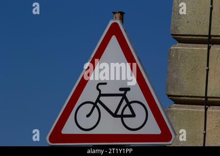 Pedala davanti al cartello segnaletico con un cielo blu. Foto Stock