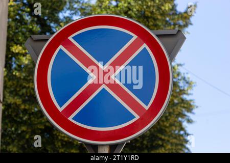 Nessun cartello stradale per il parcheggio. Cartello stradale con foglie verdi sullo sfondo. Foto Stock