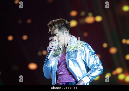 Aaron Kwok si esibisce al concerto V9 Night Superstar a Huai 'an City, provincia di Jiangsu, Cina, 14 ottobre 2023. (Foto di Costfoto/NurPhoto) credito: NurPhoto SRL/Alamy Live News Foto Stock