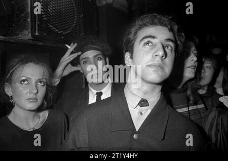 I fan dello Spandau Ballet li guardano esibirsi dal vivo sul palco del nightclub Heaven, un ritrovo di nuova cultura giovanile romantica. Villiers Street, Charing Cross, Londra, Inghilterra dicembre 1980. 1980S UK HOMER SYKES Foto Stock